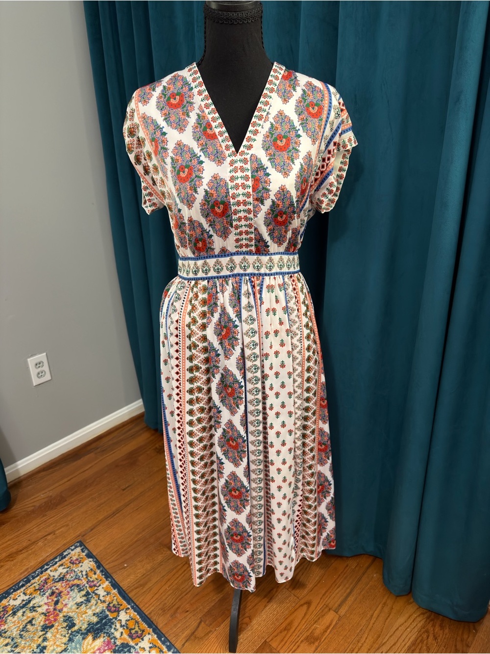 Gal Meets Glam Floral V-Neck Midi Dress in White and Multi